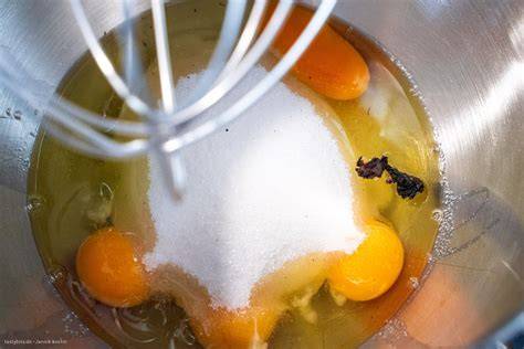 Aufgeschlagene Eier-Mandel-Orangenmasse
