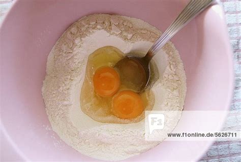 Aufgeschlagene Eier-Zucker-Masse im Mixer