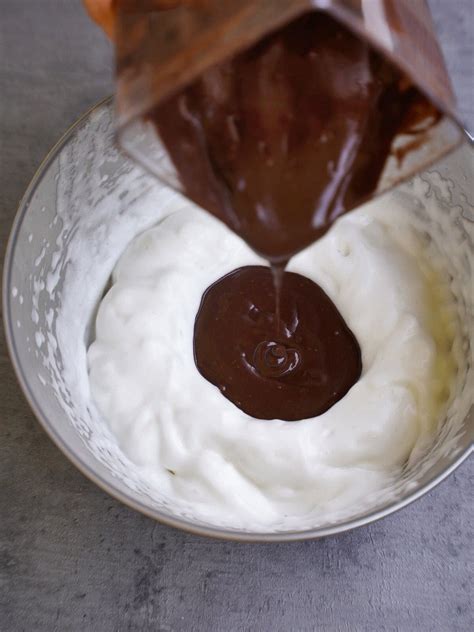 Aufgeschlagene Kokoscreme in einer Schüssel