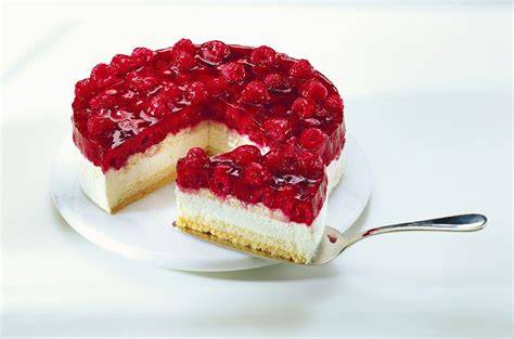 Aufgeschlagene Sahnetorte mit Beeren