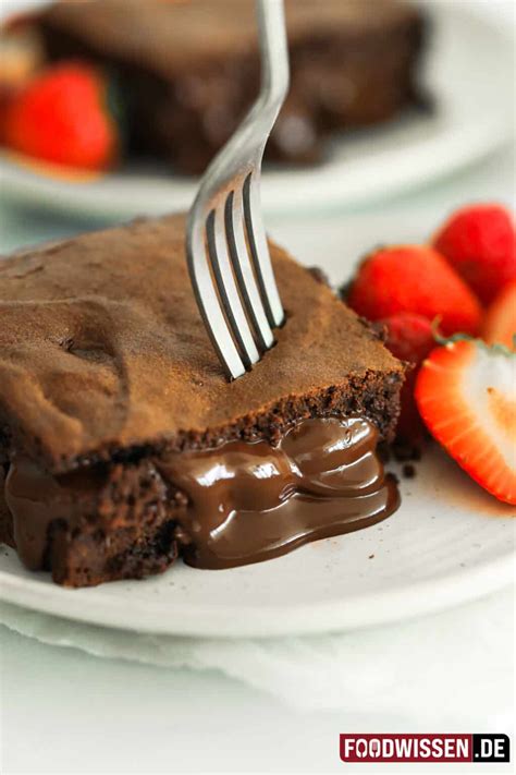 Aufgeschnittene, fudgy Brownies mit flüssigem Kern