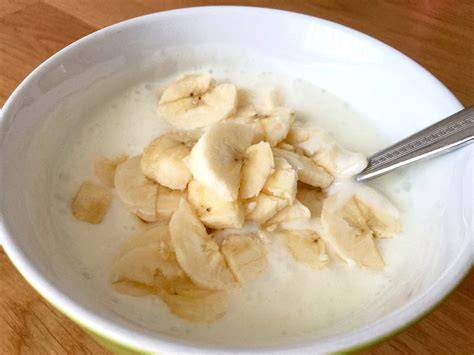 Aufgeschnittene Bananen und Schüssel mit Sahnefüllung