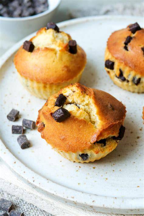 Aufgeschnittene Bananen-Protein-Muffins auf Teller