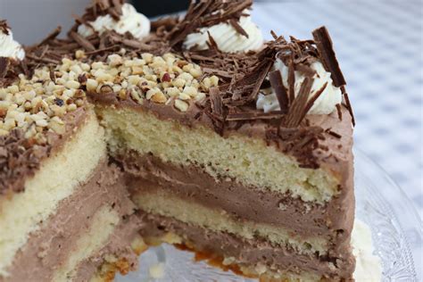 Aufgeschnittene Bismarck Torte mit Schokocreme