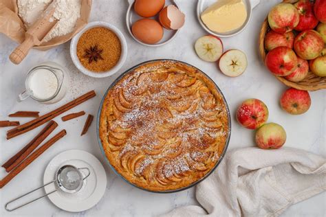 Aufgeschnittene Bratapfel-Tiramisu-Torte mit Apfelscheiben und Cremetuffs