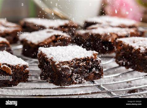 Aufgeschnittene Brownies mit Vanilleeis und Puderzucker