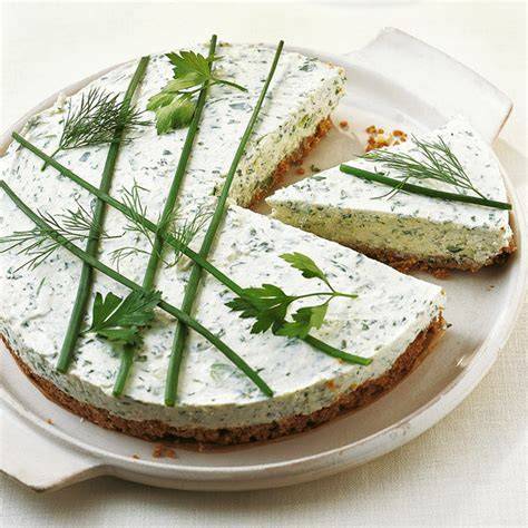 Aufgeschnittene Camembert-Frischkäse-Torte mit Kräutern