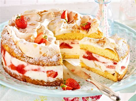 Aufgeschnittene Erdbeer-Baiser-Torte mit Baiserkrone
