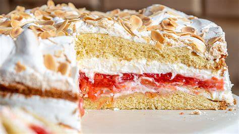 Aufgeschnittene Erdbeer-Windbeutel-Torte mit sichtbaren Schichten