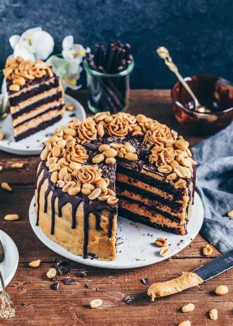 Aufgeschnittene Erdnussbutter-Schokoladen-Torte mit Ganache und Erdnüssen