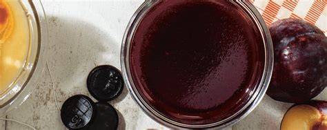 Aufgeschnittene Gläser Pflaumen-Lakritz-Marmelade