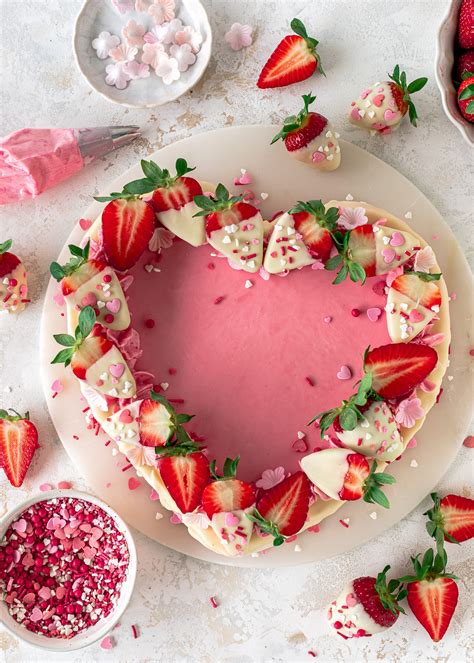 Aufgeschnittene Herztorte mit Erdbeerfüllung