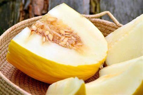 Aufgeschnittene Honigmelone mit sichtbaren Kernen