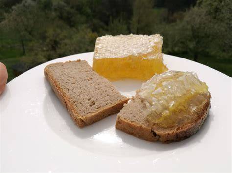 Aufgeschnittene Honigwabe auf Brot
