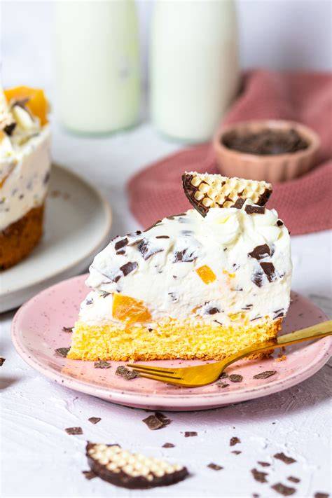 Aufgeschnittene Joghurt-Quark-Torte mit Pfirsichen