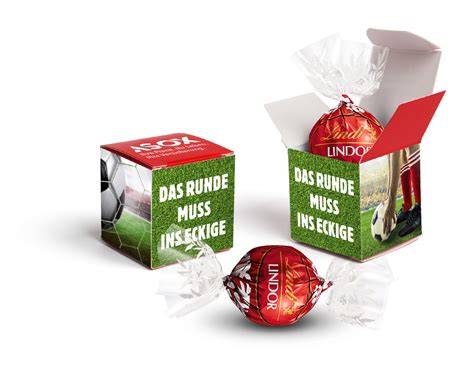 Aufgeschnittene Lindor Kugel: Hülle und Füllung sichtbar