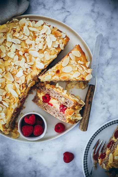 Aufgeschnittene Mandeltorte mit Himbeeren