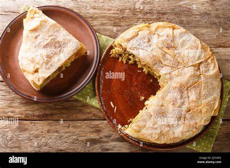 Aufgeschnittene Maronen-Sahne-Torte auf Teller, Nahaufnahme