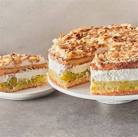 Aufgeschnittene Marzipantorte mit Fruchtschicht