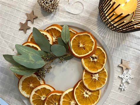 Aufgeschnittene Orangen-Trüffel-Torte mit Dekor aus Orangenscheiben und Trüffeln