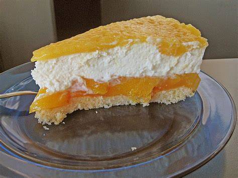 Aufgeschnittene Pfirsich-Torte mit Creme