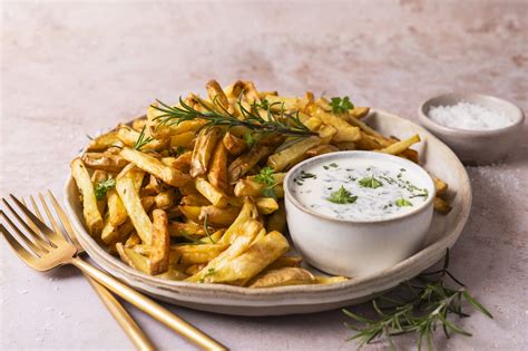 Aufgeschnittene Pommes-Waffel mit Kräuter-Dip