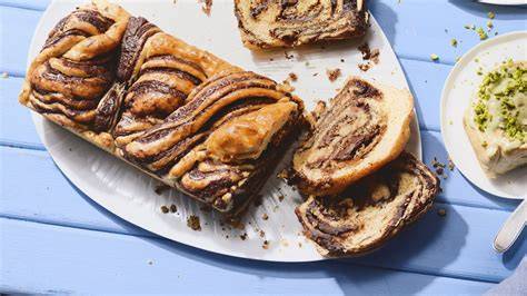 Aufgeschnittene Scheiben Schoko Babka auf Teller