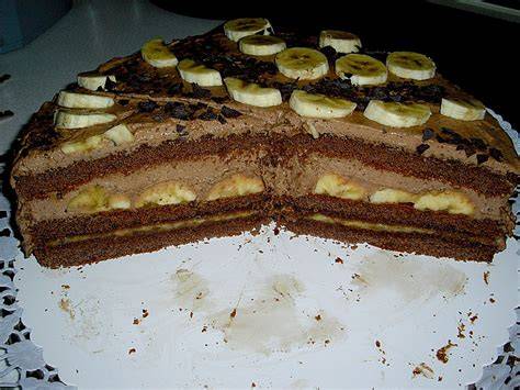 Aufgeschnittene Schoko-Bananen-Torte mit Schokoglasur