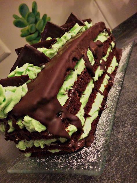 Aufgeschnittene Schoko-Minz-Torte mit grüner Creme und After Eight Dekor