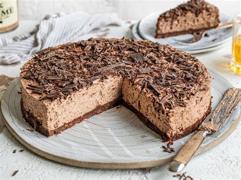 Aufgeschnittene Schokomousse-Torte mit sichtbaren Mousse-Schichten