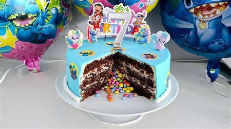 Aufgeschnittene Stitch Torte mit Smarties-Überraschung in der Mitte