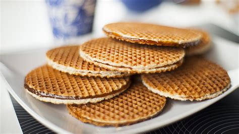 Aufgeschnittene Stroopwafel, Sirup wird verstrichen