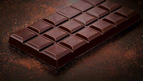 Aufgeschnittene Tafel dunkle Schokolade Bruchstücke