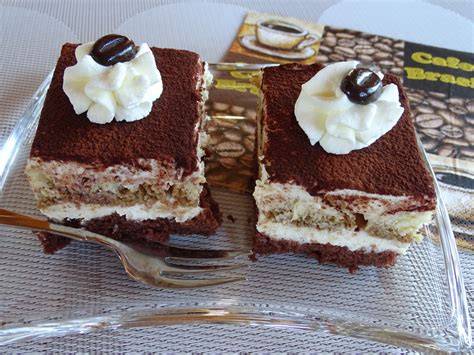 Aufgeschnittene Tiramisu Schnitten mit Kakaobestäubung