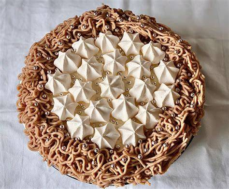 Aufgeschnittene Vermicelles Torte mit Marroni Garnitur