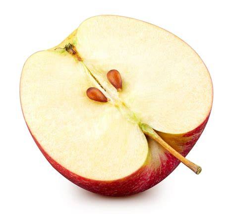 Aufgeschnittener Apfel und geschälte Apfelspalten auf Küchentisch