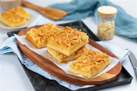 Aufgeschnittener Apfel-Quark-Kokos-Kuchen auf einem Servierteller