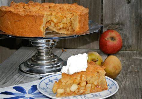 Aufgeschnittener Appeltaart mit Schlagsahne