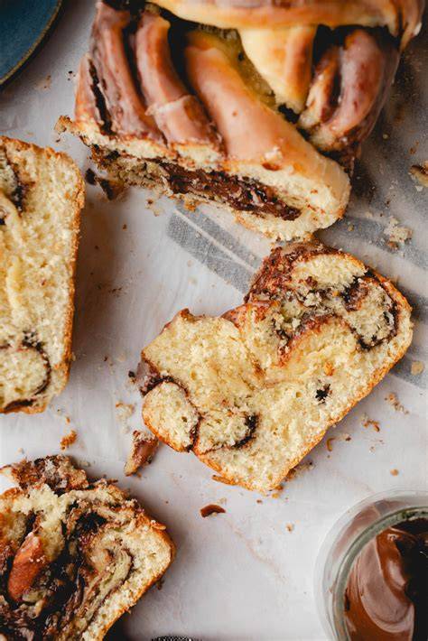 Aufgeschnittener Babka mit spiralförmigen Schichten