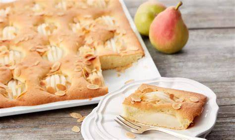 Aufgeschnittener Birnenkuchen auf Teller
