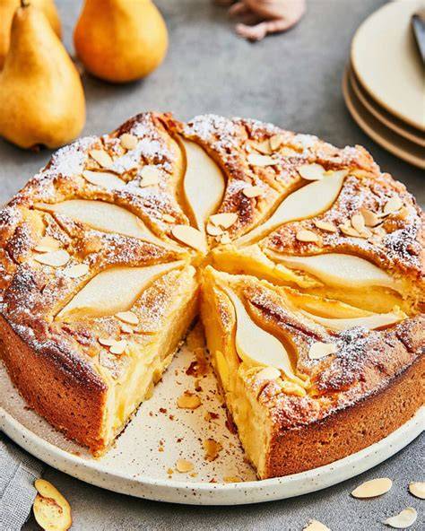 Aufgeschnittener Birnenkuchen mit Puddingfüllung