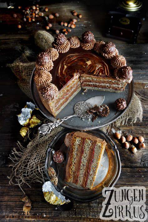 Aufgeschnittener Biskuit mit Nougat und Rocher-Stücken