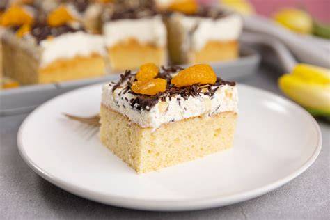 Aufgeschnittener Blechkuchen mit Sahne und Schokoraspeln