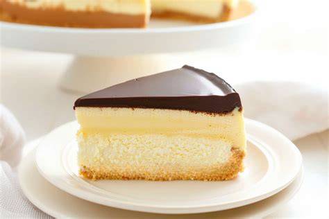 Aufgeschnittener Boston Cream Pie mit Schokoglasur