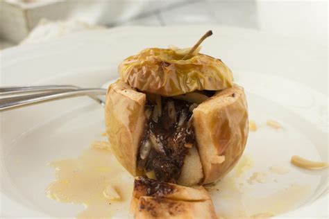 Aufgeschnittener Bratapfel mit geschmolzener Schokolade
