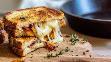 Aufgeschnittener Chaffle-Burger mit Bacon und Käse