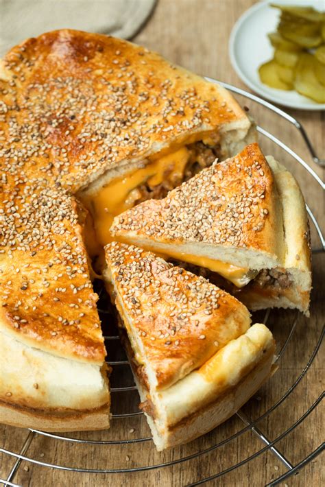 Aufgeschnittener Cheeseburger Kuchen: innen geschichtete Überraschung