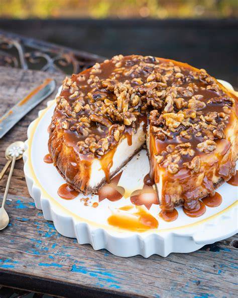 Aufgeschnittener Cheesecake mit Karamell und karamellisierten Erdnüssen