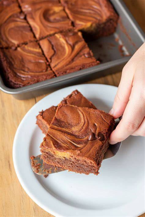 Aufgeschnittener Cheesecake-Brownie mit Swirl