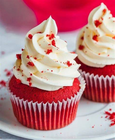 Aufgeschnittener Cupcake mit Sirupfüllung und Buttercreme